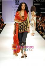 Model walks the ramp for Rehane Show at Lakme Winter fashion week day 4 on 20th Sept 2010 (53).JPG